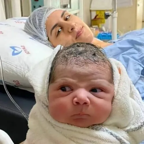 Ảnh vui nụ cười gượng thể hiện thái độ ngờ vực