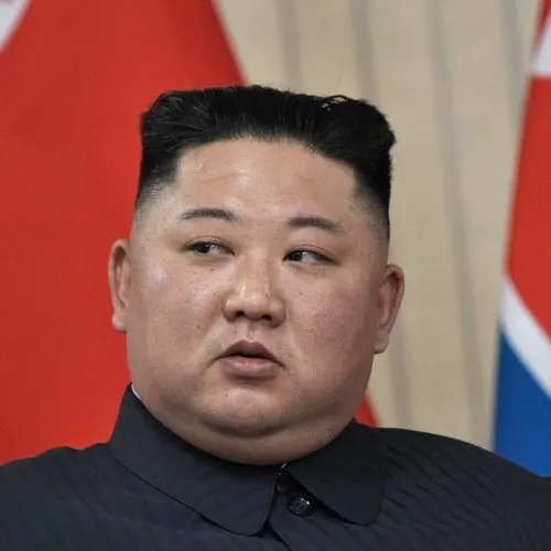 Kim Jong Un liếc mắt hoài nghi