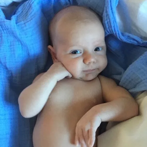 Khoảnh khắc em bé chống cằm dò xét