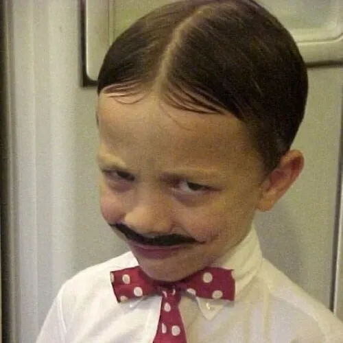 Ảnh vui khuôn mặt nheo mắt nhìn bạn thân