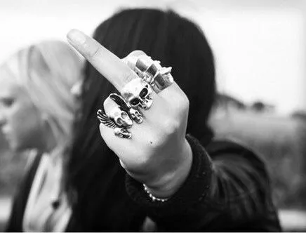 Meme ngón giữa kiểu “thôi khỏi nói nữa nha”