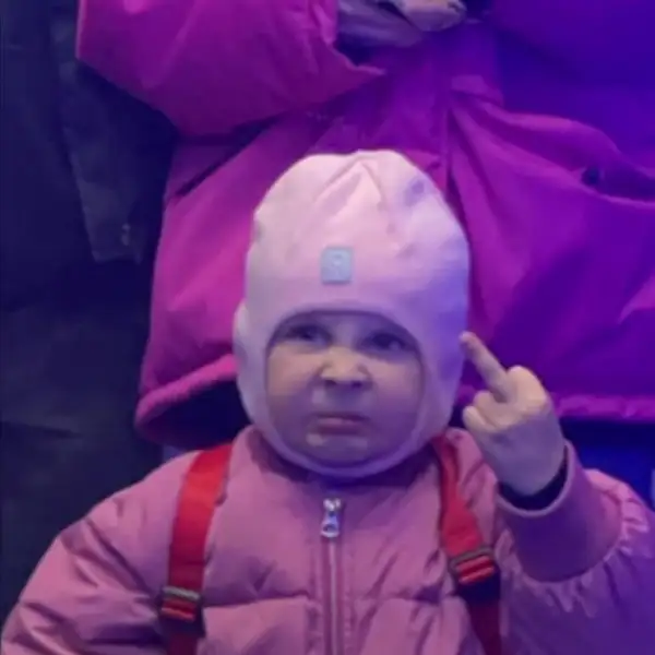 Khuôn mặt vừa nhếch môi vừa lạnh lùng ngầu