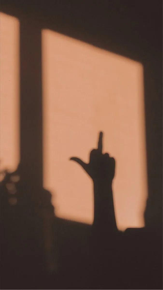 Ánh nhìn nửa cười nửa bực, đầy tinh nghịch