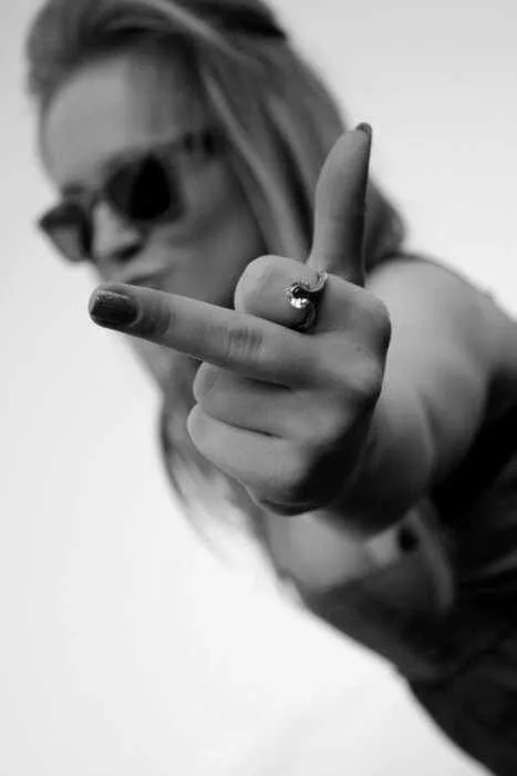 Hình vui ngón giữa pha chút giận mà thương