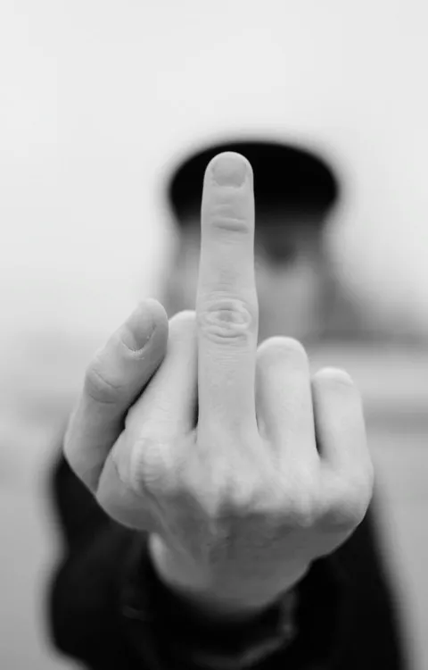 Thái độ nửa cười nửa bất lực lan tỏa khắp nhóm