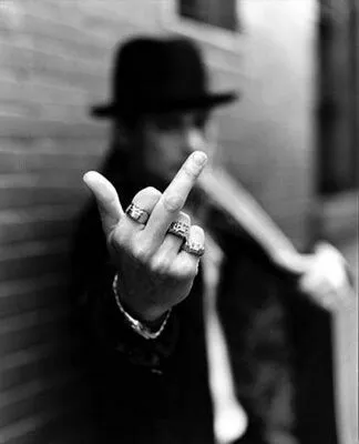 Meme ngón giữa gửi bạn thân khi quá mệt