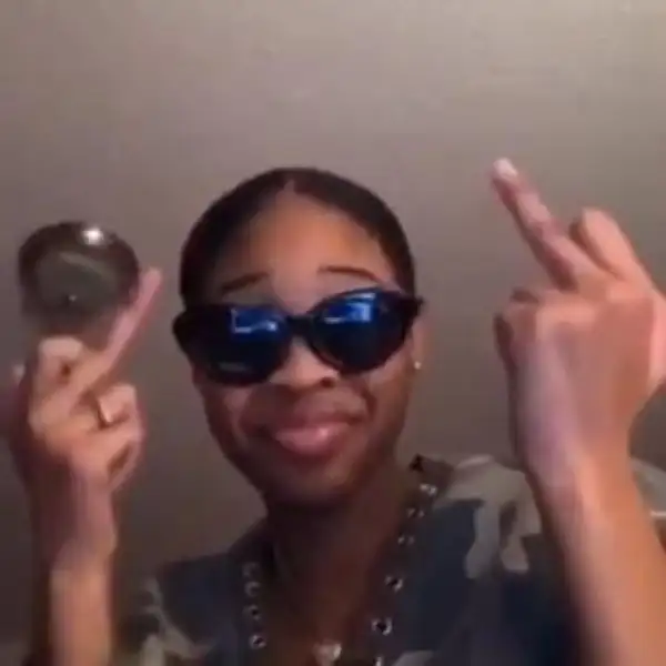 Meme ngón giữa với hashtag chat nhóm tạo hiệu ứng tương tác.