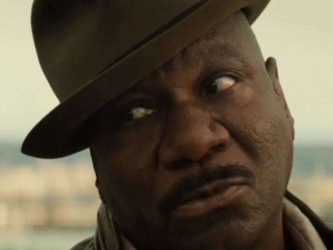 Ảnh hài liếc nhẹ mang ý nghĩa ngờ vực sâu sắc