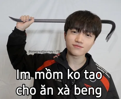 Meme hài im mẹ mồm đi ánh nhìn khinh khỉnh cực gắt