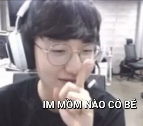 Meme vui phản ứng kín đáo mà vẫn gây cười.