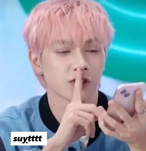 Meme suỵt với khuôn mặt tinh nghịch, ánh mắt ra hiệu im lặng.