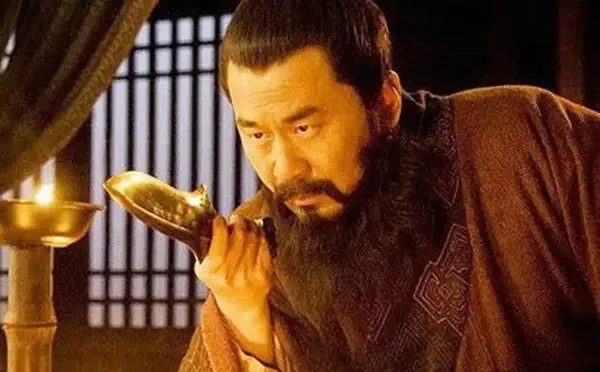 Ảnh troll ánh nhìn nghiêng pha chút khinh bạc cổ điển.