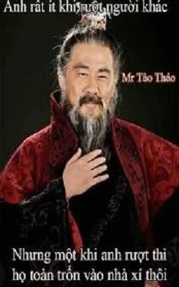 Ảnh troll bàn tay Tào Tháo cầm quạt, nét cười hiểm.