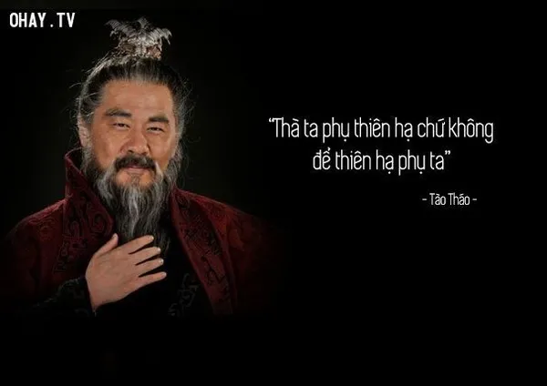 Ảnh troll dáng ngồi thẳng, tay nắm chặt như sẵn sàng lệnh.