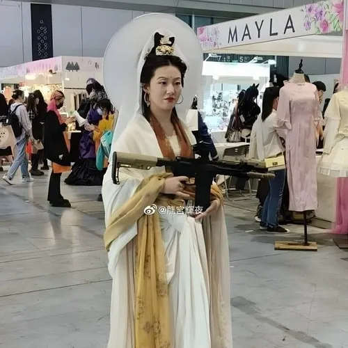 Hình troll Sa Tăng trầm tư mà vẫn tấu hài.