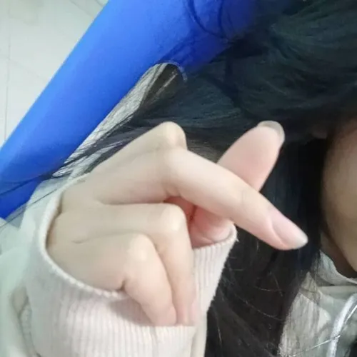 Ảnh vui bắn tim dỗi nhẹ nhưng cute