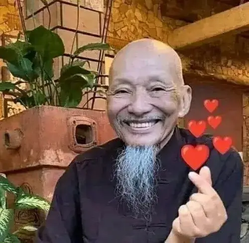 Hình chế thầy ông nội bắn tim đáng yêu khiến ai cũng cười