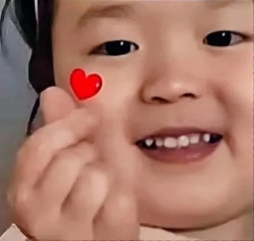 Em bé “thả tim” khiến cả mạng xã hội rung rinh