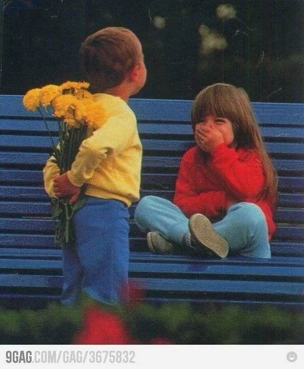 Ảnh hài người yêu nhìn nhau cười vì hiểu ý không cần nói