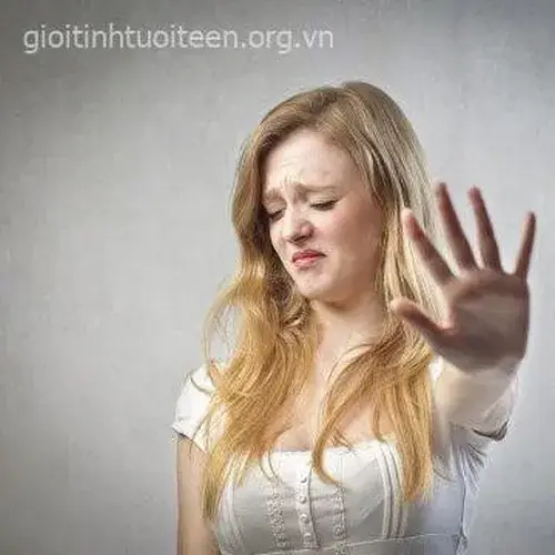 Meme vui người lạ lắc đầu nhẹ trong tình huống khó xử