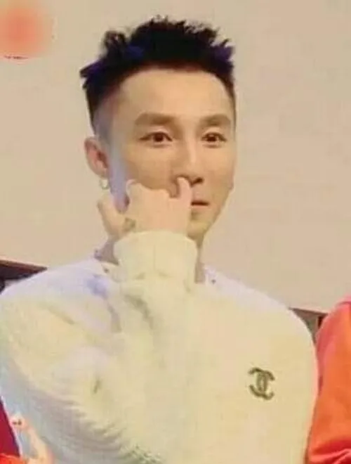 Khi bạn chỉ định gửi reaction nhẹ mà thành meme nổi tiếng.