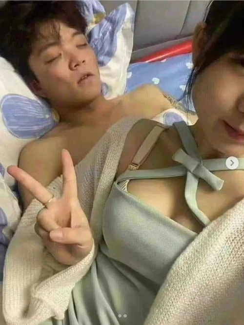 37 Ảnh troll biểu cảm đờ đẫn, caption “vắt cực khô phiên bản học kỳ”.