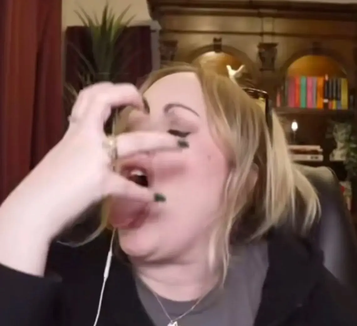 21 Meme chế ánh mắt mỏi mệt phát ra từ bàn phím máy tính.