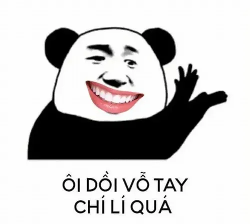 Meme gấu trúc cười trong ánh sáng dịu nhẹ, trông rất bình thản.